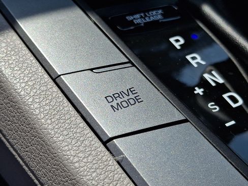 Used 2020 Hyundai Elantra SE FWD image 24