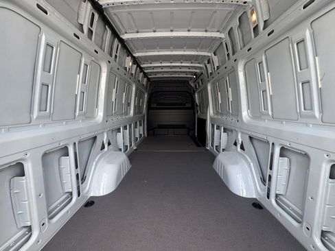 Used 2025 Mercedes-Benz Sprinter 2500 image 11