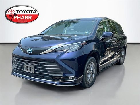 Used 2024 Toyota Sienna XLE FWD image 1
