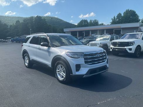 New 2026 Ford Explorer Active RWD image 3