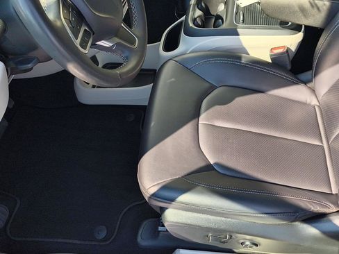 Used 2024 Chrysler Pacifica Touring-L FWD image 7