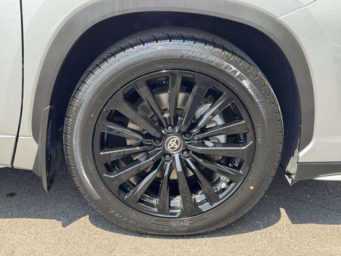 Used 2024 Toyota Highlander XSE FWD image 28
