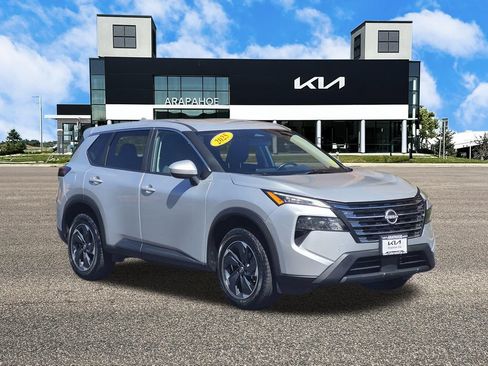Used 2025 Nissan Rogue SV AWD/4WD image 2