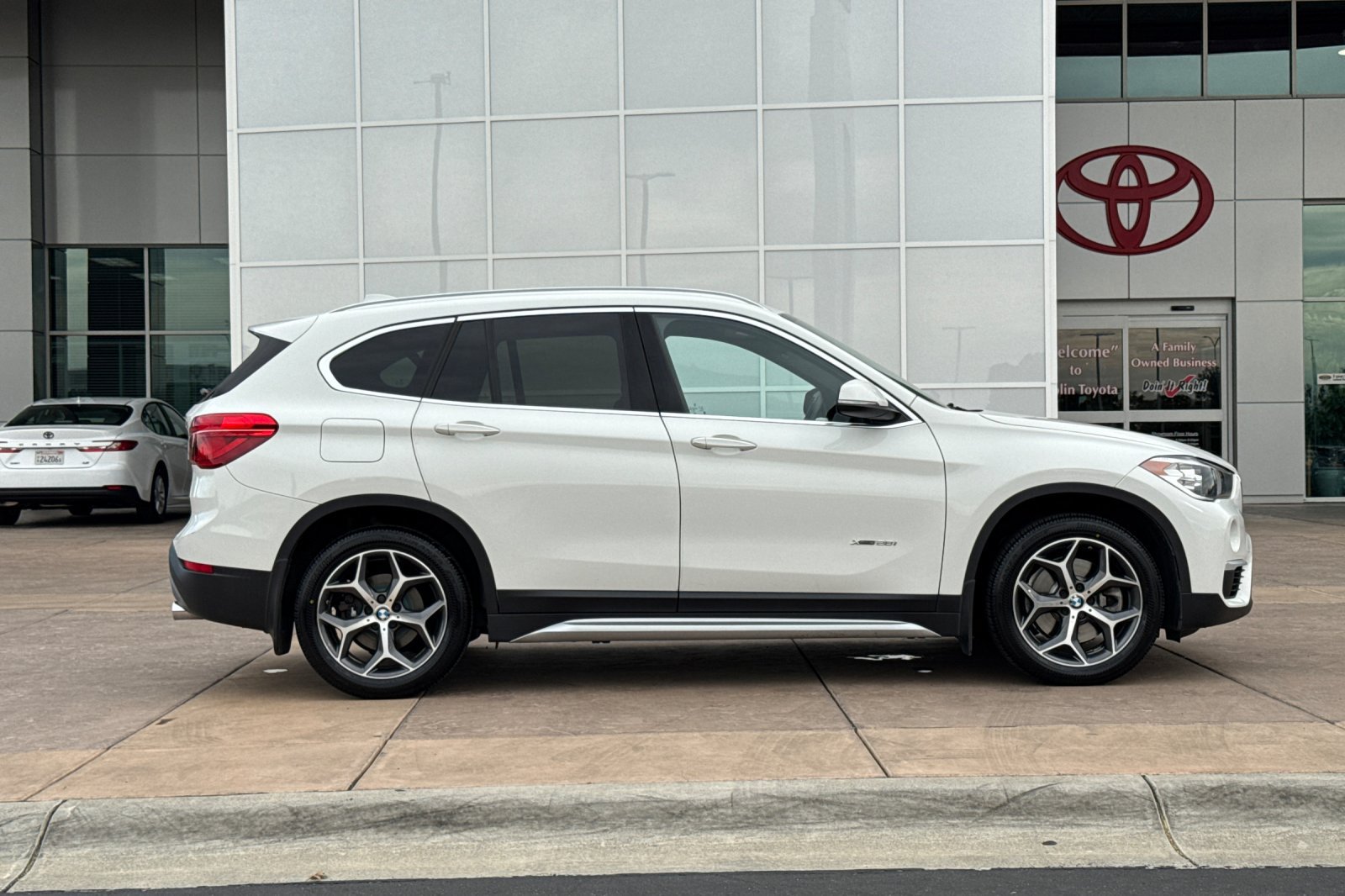 Used 2018 BMW X1 xDrive28i w/ Convenience Package AWD/4WD image 3
