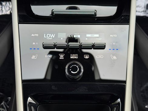Used 2024 Porsche Cayenne Turbo AWD/4WD image 36