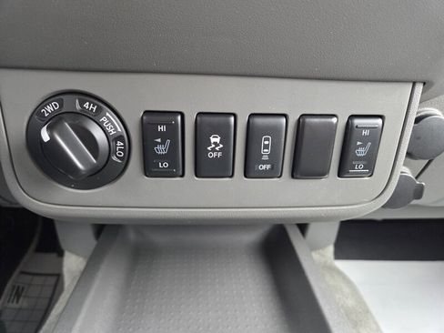Used 2016 Nissan Frontier SV w/ SV Value Truck Package AWD/4WD image 19
