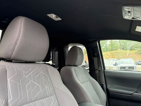 Used 2018 Toyota Tacoma TRD Sport w/ Technology Package RWD image 17