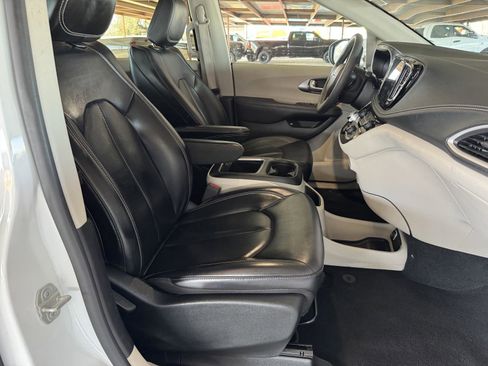 Used 2023 Chrysler Pacifica Touring-L image 39