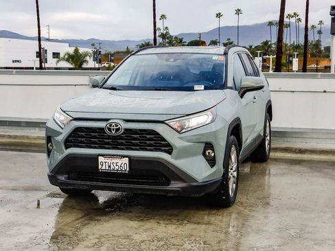 Used 2020 Toyota RAV4 XLE Premium image 4