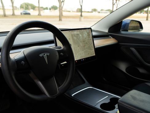 Used 2021 Tesla Model 3 Standard Range Plus image 16