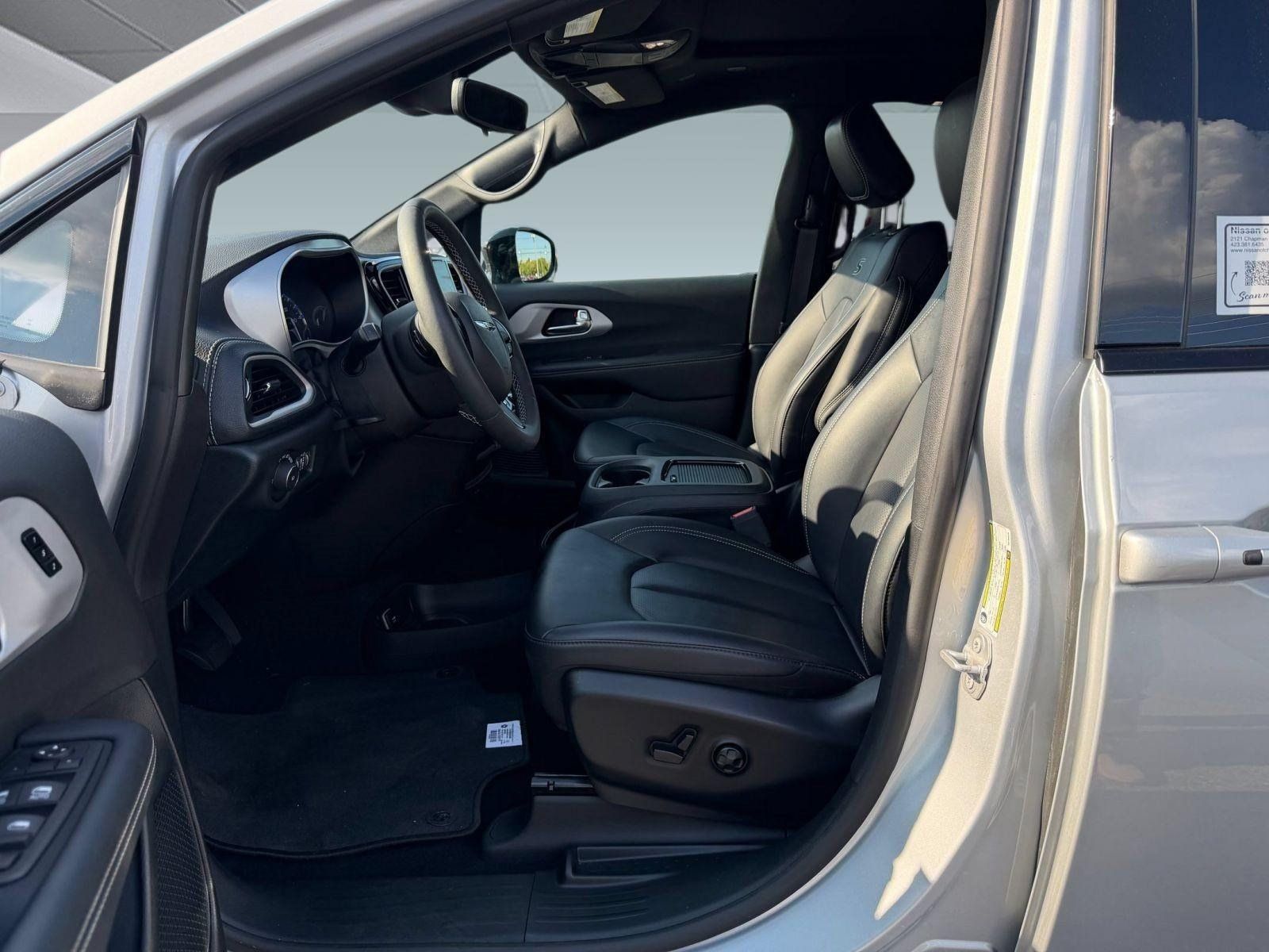 Used 2024 Chrysler Pacifica Touring-L w/ S Appearance Package FWD image 9