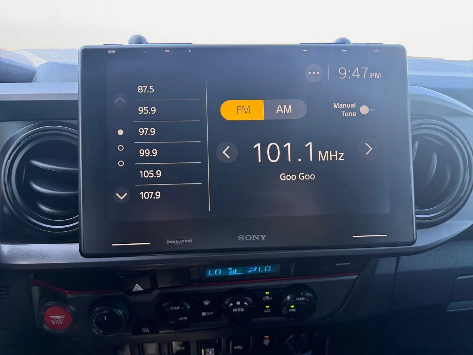 Used 2021 Toyota Tacoma TRD Off-Road w/ Technology Package AWD/4WD image 17