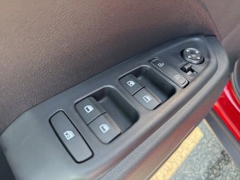 Certified 2025 Hyundai Venue SE image 11