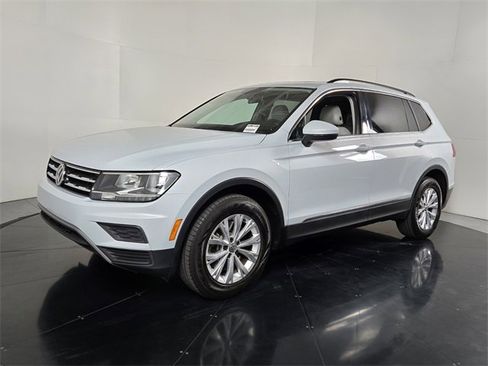 Used 2018 Volkswagen Tiguan SE w/ Panoramic Sunroof Package image 2