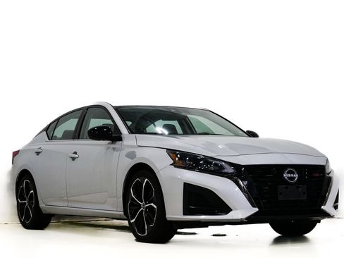 Used 2024 Nissan Altima 2.5 SR image 1