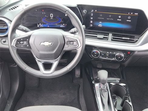 Certified 2024 Chevrolet Trax LT w/ Sunroof Package image 27