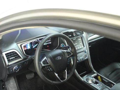 Used 2018 Ford Fusion SE w/ Equipment Group 202A FWD image 12