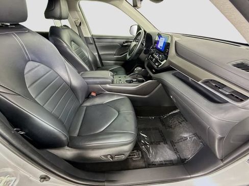 Used 2023 Toyota Highlander XLE FWD image 29