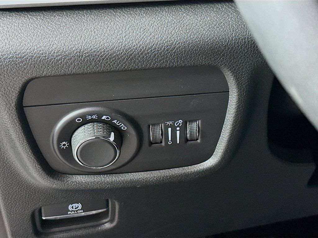 Used 2023 Jeep Grand Cherokee Altitude AWD/4WD image 15