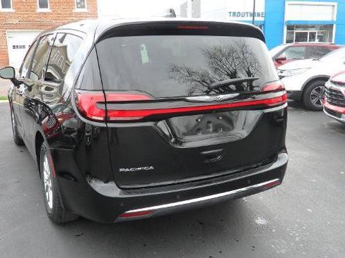 Used 2024 Chrysler Pacifica Touring-L FWD image 32
