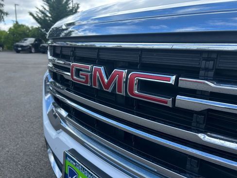 Used 2023 GMC Acadia SLT image 31