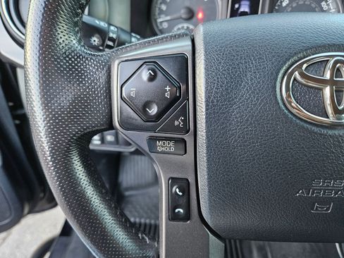 Used 2018 Toyota Tacoma TRD Off-Road w/ Technology Package image 19