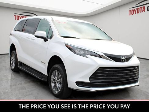 Used 2026 Toyota Sienna LE FWD image 7