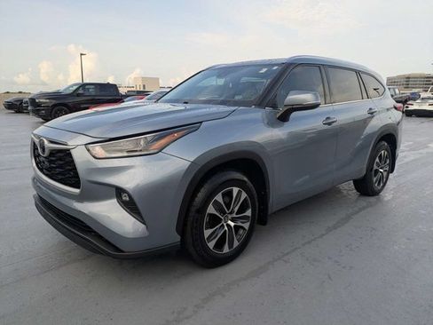 Used 2021 Toyota Highlander XLE AWD/4WD image 6