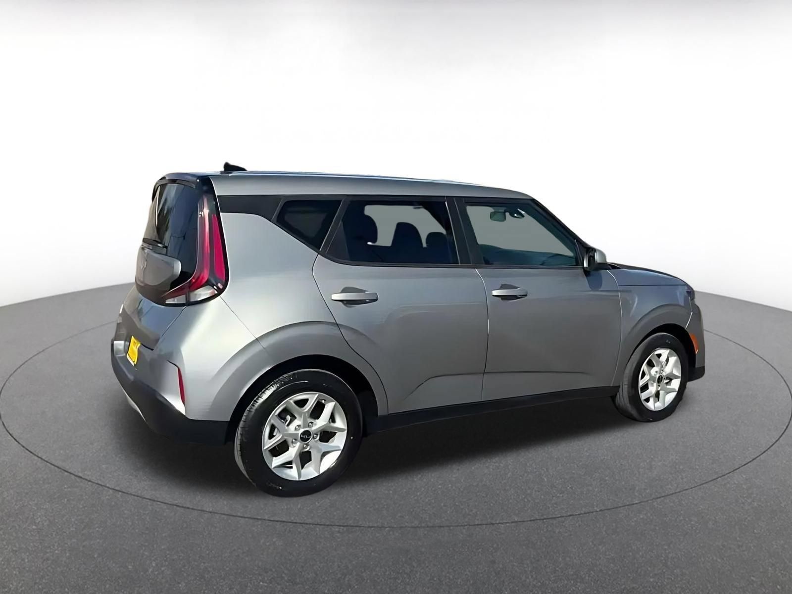 Used 2025 Kia Soul LX w/ LX Technology Package FWD image 13