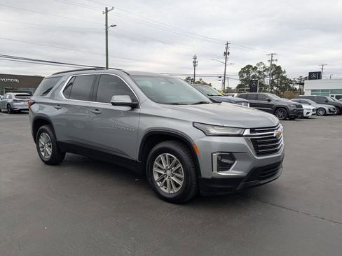 Used 2023 Chevrolet Traverse LT FWD image 2