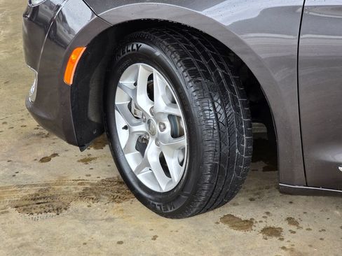 Used 2020 Chrysler Pacifica Limited FWD image 26