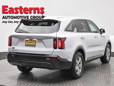 Used 2023 Kia Sorento LX FWD image 5