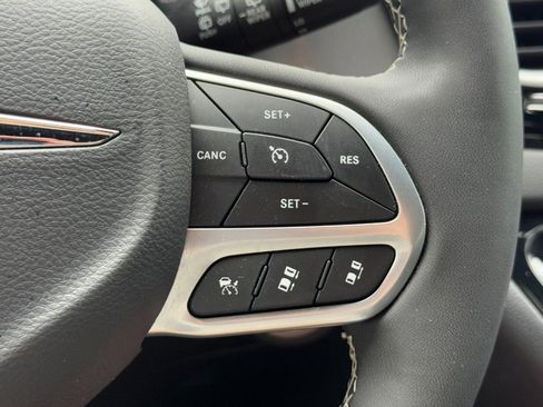 Used 2025 Chrysler Pacifica Select image 22