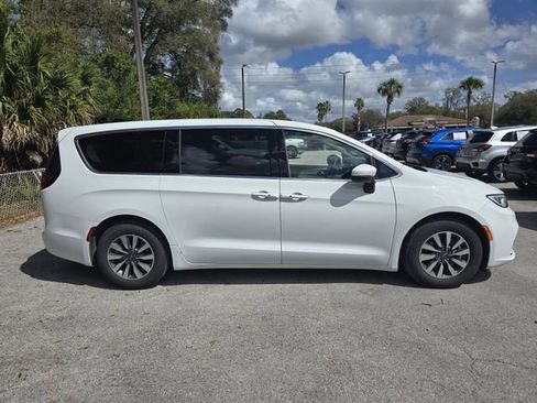 Used 2023 Chrysler Pacifica Touring-L image 3