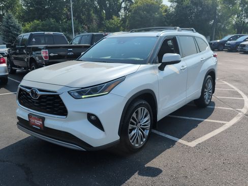 Used 2021 Toyota Highlander Platinum AWD/4WD image 2