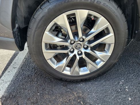 Used 2019 Toyota RAV4 XLE Premium FWD image 7