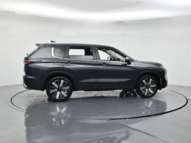 Used 2025 Mitsubishi Outlander SE FWD image 2