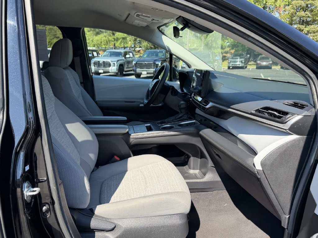 Used 2025 Toyota Sienna LE FWD image 12