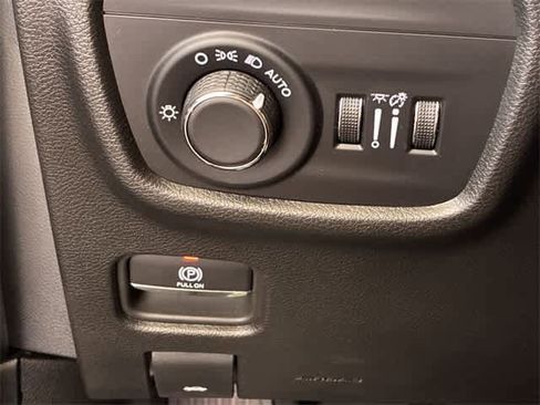 Used 2024 Jeep Grand Cherokee Laredo image 39