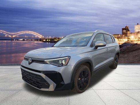 Used 2025 Volkswagen Taos SE image 1