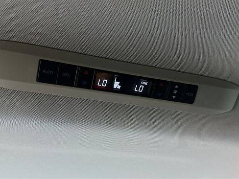 Used 2026 Toyota Sienna XLE FWD image 28
