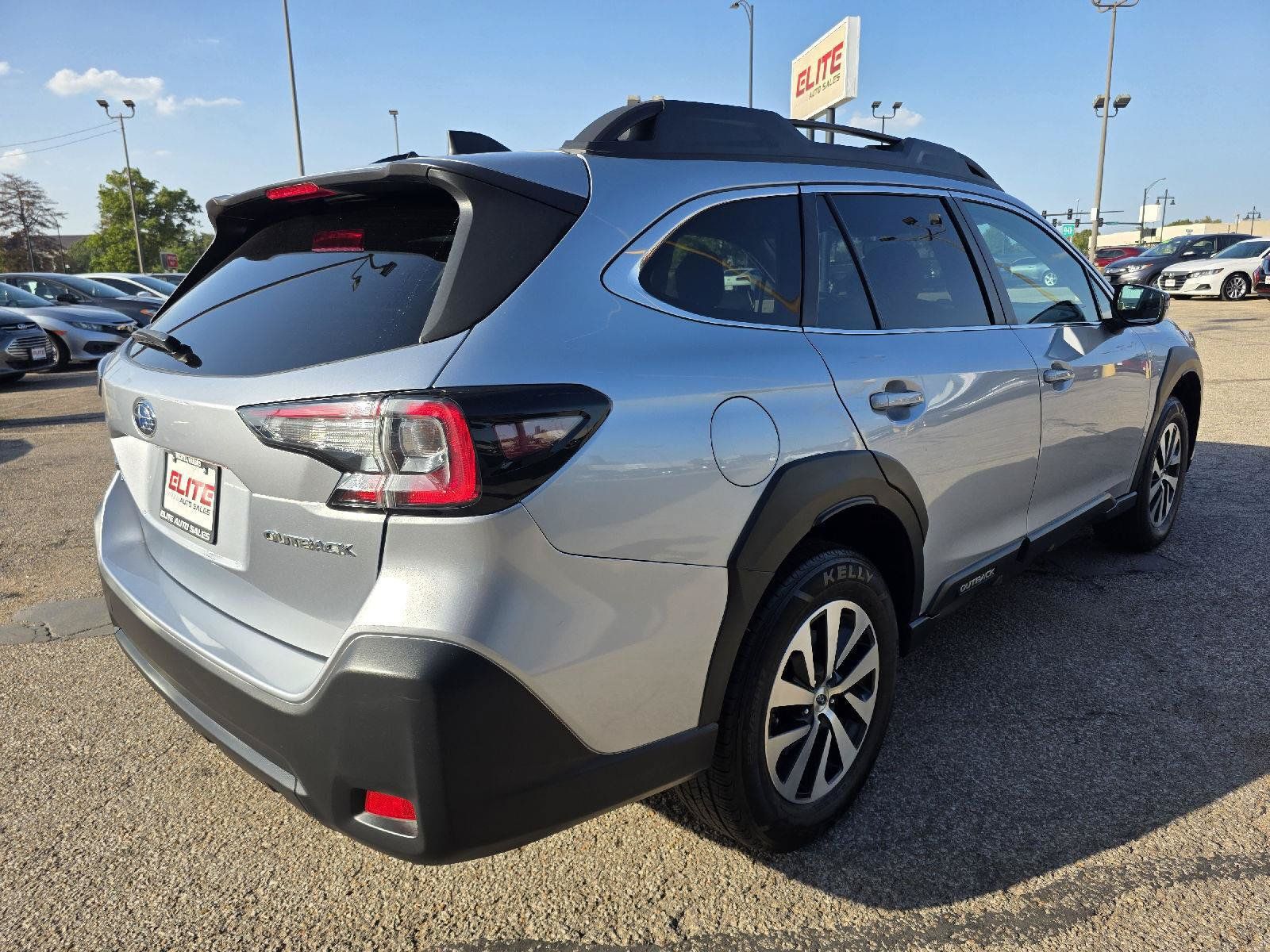 Used 2023 Subaru Outback Premium AWD/4WD image 5