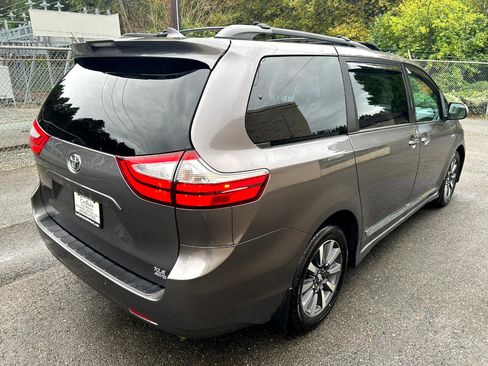 Used 2019 Toyota Sienna XLE w/ XLE Navigation Package image 5