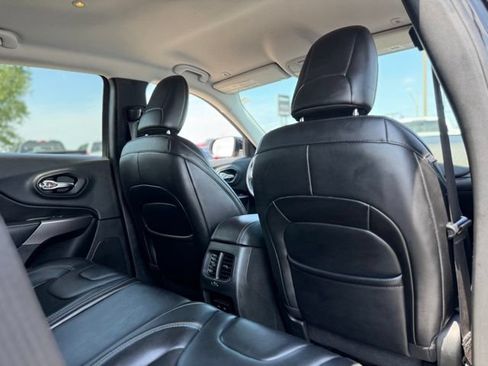 Used 2019 Jeep Cherokee Latitude Plus AWD/4WD image 16
