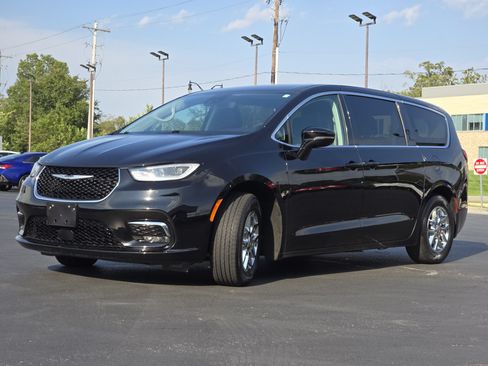Used 2024 Chrysler Pacifica Touring-L FWD image 3