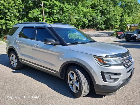 Used 2017 Ford Explorer XLT w/ Equipment Group 202A AWD/4WD image 4