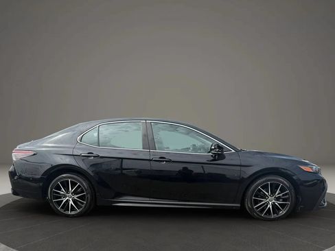Used 2022 Toyota Camry SE FWD image 4
