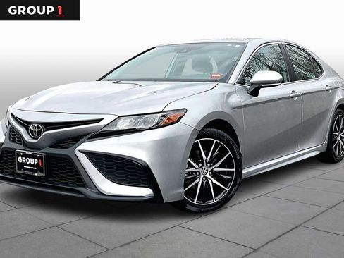 Used 2024 Toyota Camry SE image 1