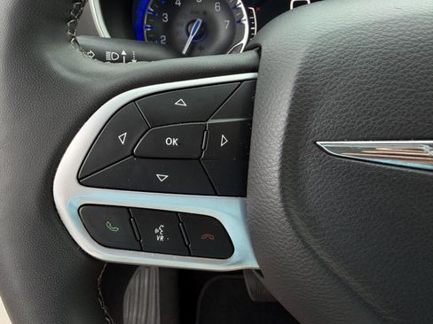 Used 2023 Chrysler Pacifica Touring-L FWD image 15