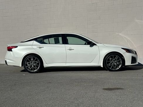 Used 2023 Nissan Altima 2.0 SR FWD image 2